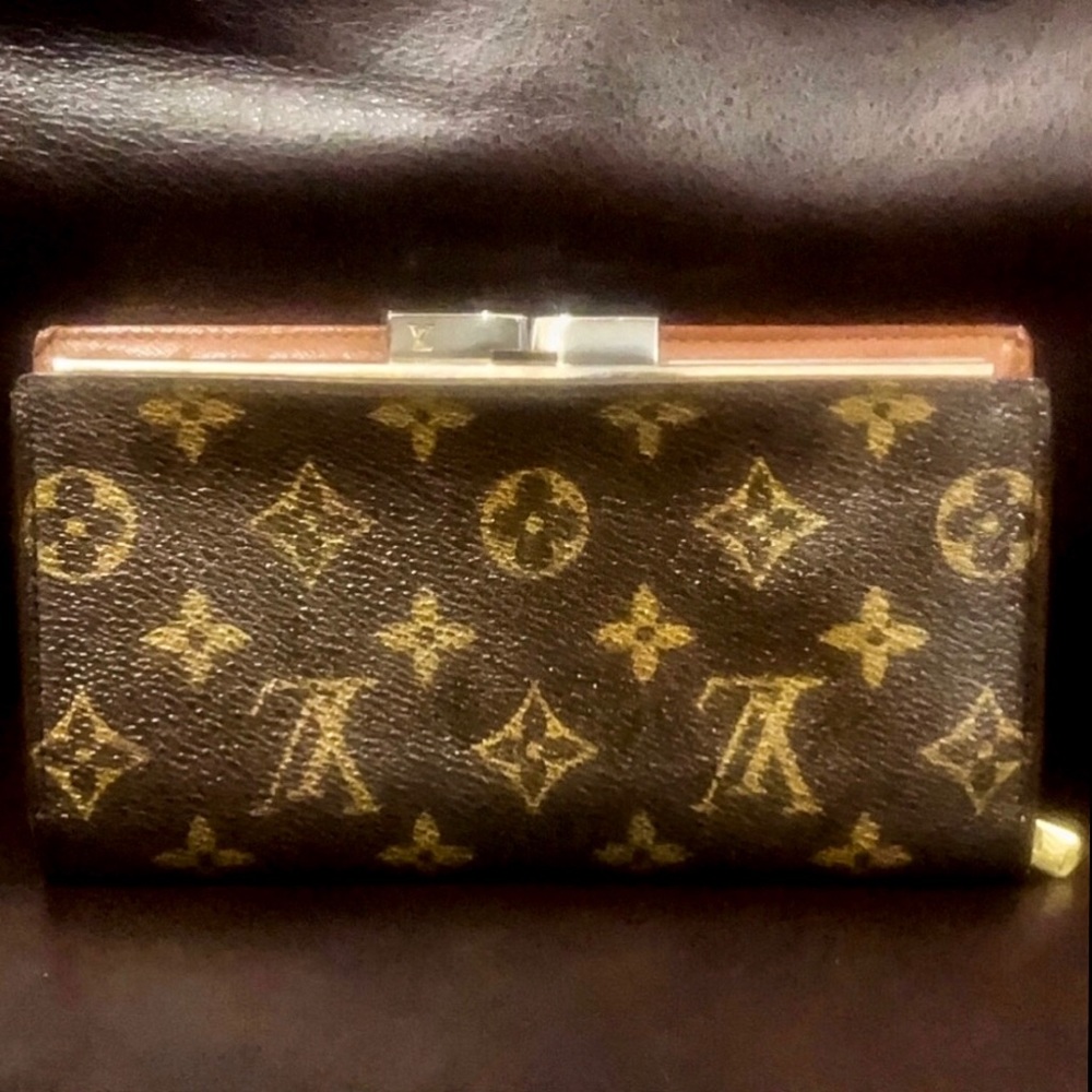 LOUIS VUITTON Monogram Kisslock Bifold Full Length Wallet Clutch